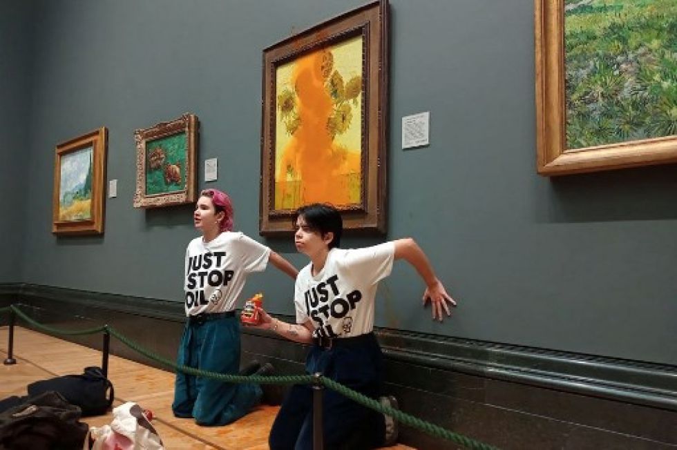 Activistas del grupo 'Just Stop Oil' con las manos pegadas a la pared debajo de