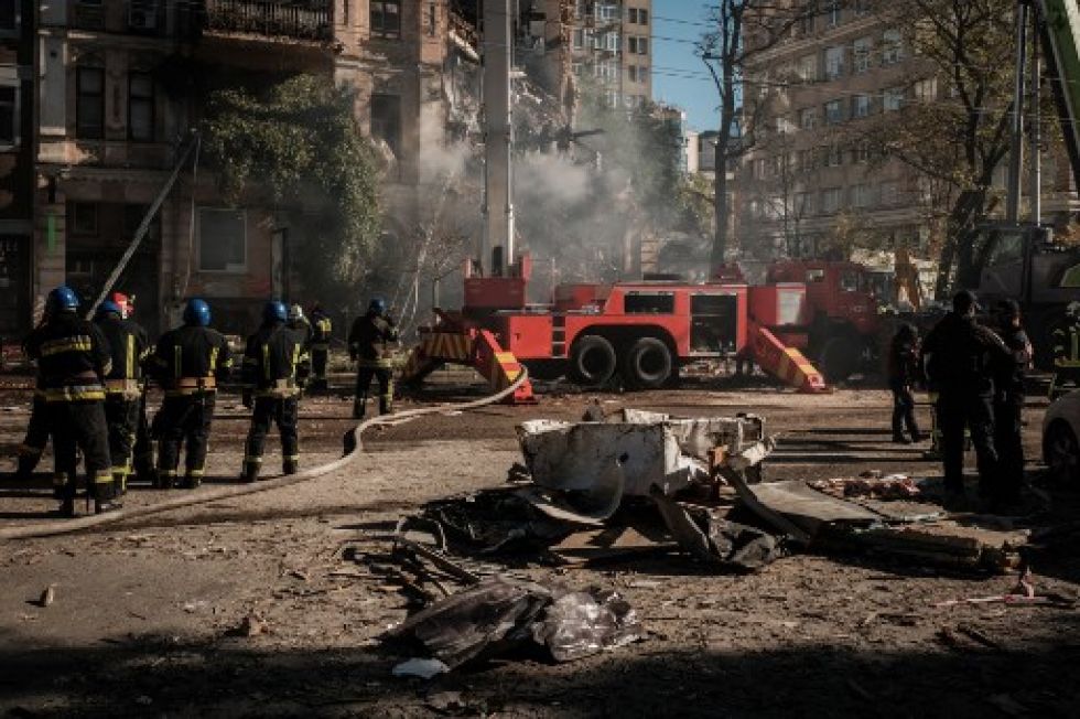 Bomberos ucranianos trabajan en un edificio destruido después de un ataque con drones en Kiev, este lunes.