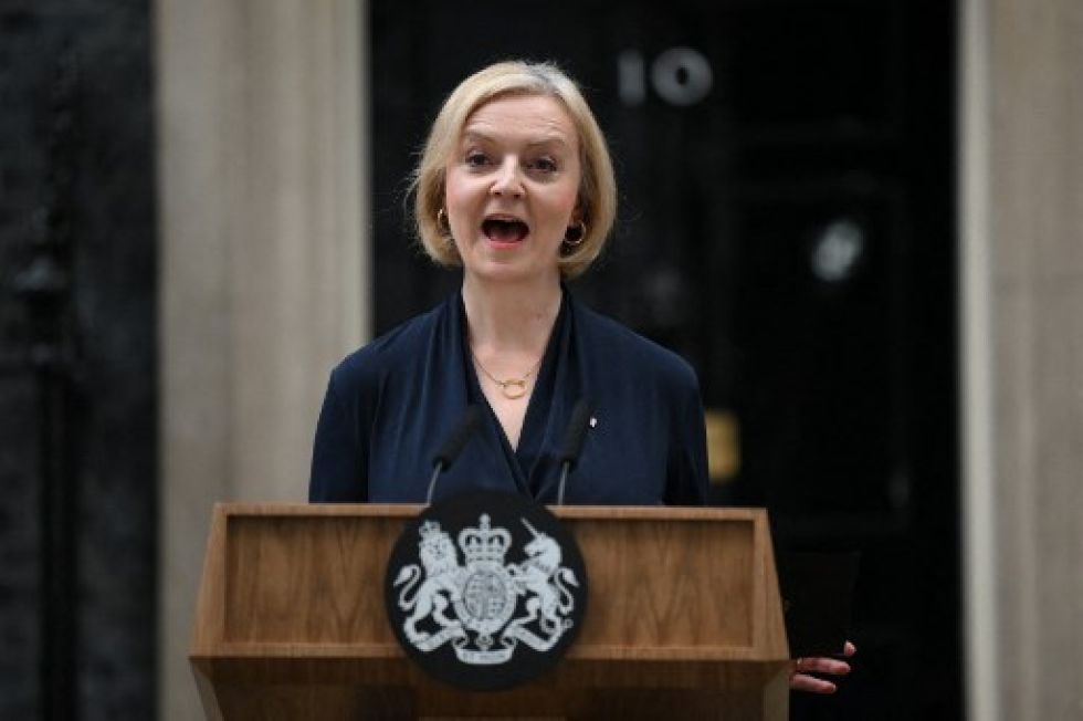 Liz Truss pronuncia un discurso frente al número 10 de Downing Street en el centro de Londres, este jueves, para anunciar su renuncia.