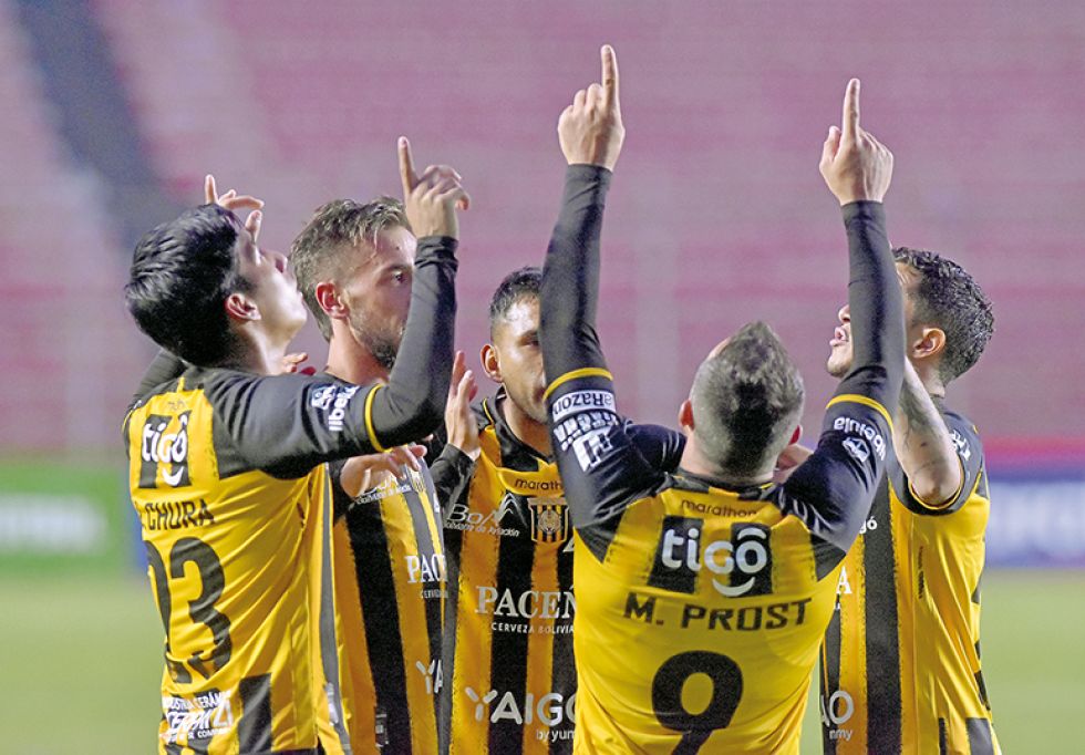 Los jugadores de The Strongest festejan uno de los cinco tantos con los que derrotaron a Real Santa Cruz.