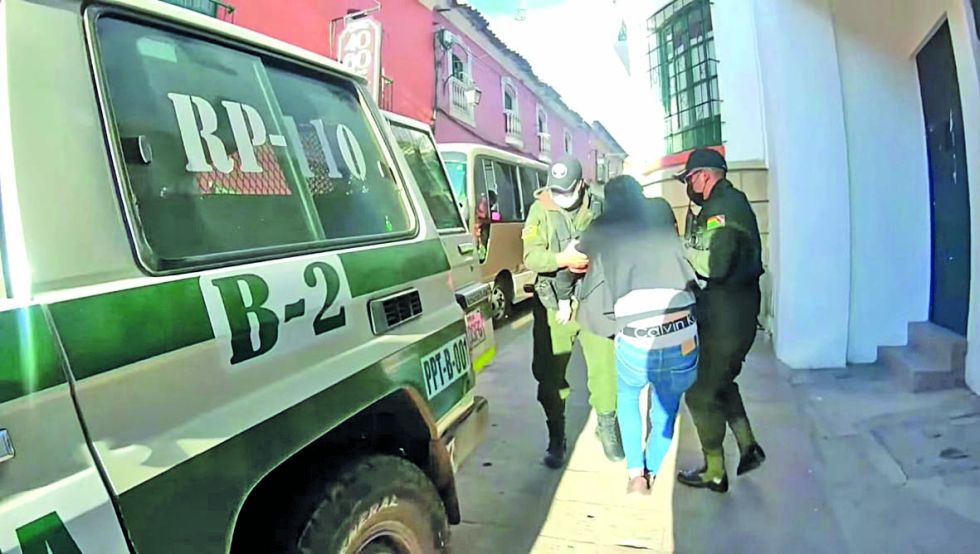 FLAGRANCIA. Uno de los funcionarios cuando era conducido por los policías el martes.