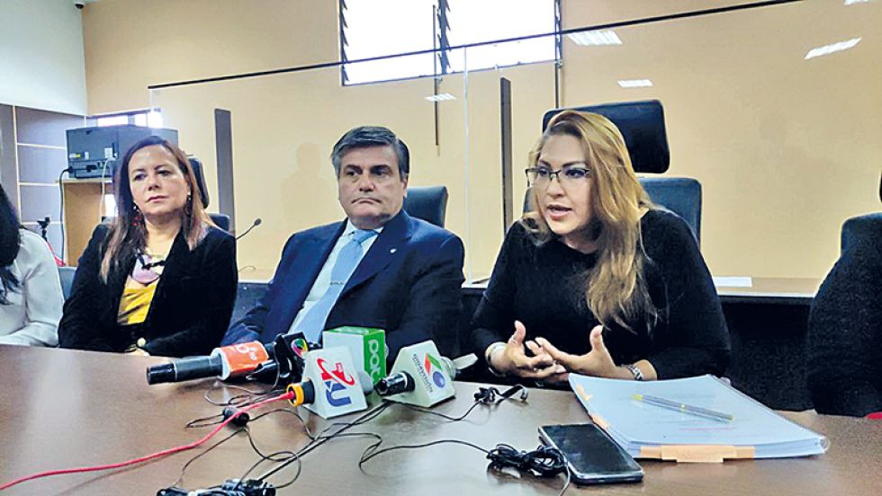 POSICIÓN. La presidenta de la FLAM, Adriana Orocu (d) y los vicepresidentes Marcelo Gallo y Natsha García, hablaron ayer de la convocatoria a jueces.
