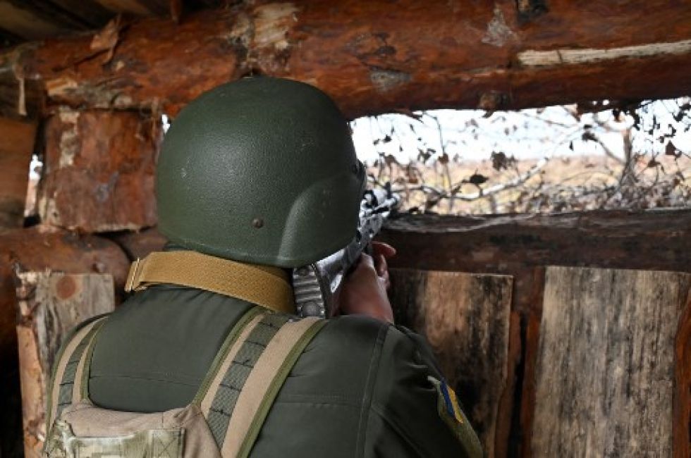 Referencial. Un soldado de la Guardia Nacional de Ucrania toma posición en una trinchera en los territorios ocupados del norte de la región de Kharkiv.