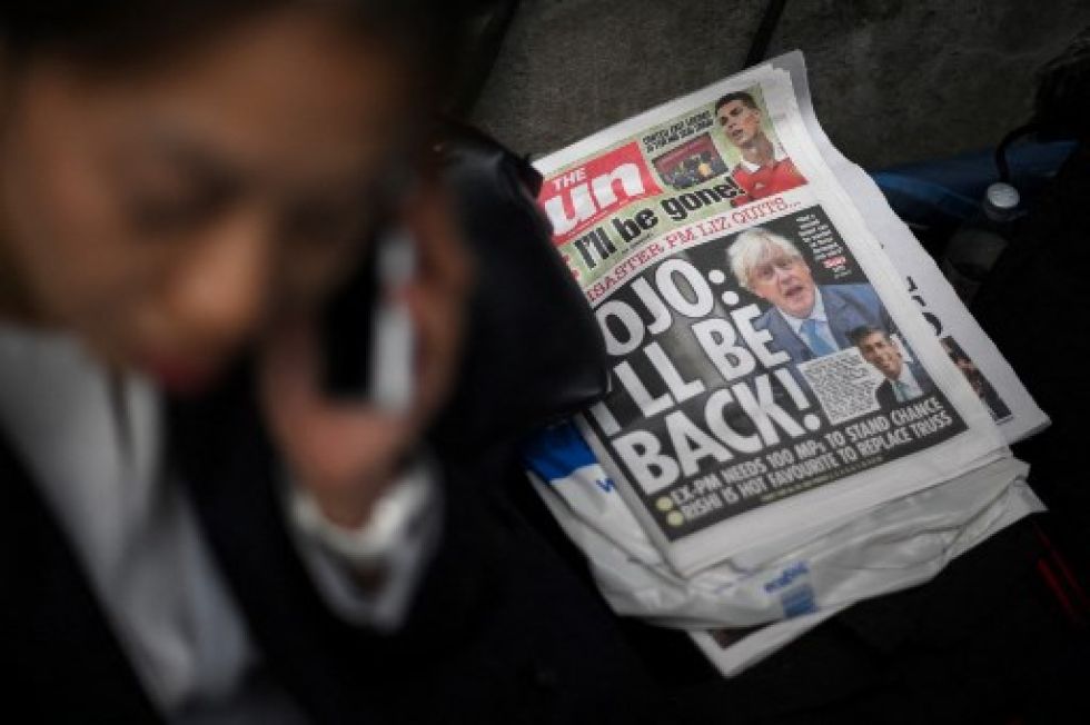 Una copia del periódico The Sun con el ex primer ministro Boris Johnson yace en el piso afuera del número 10 de Downing Street en el centro de Londres.