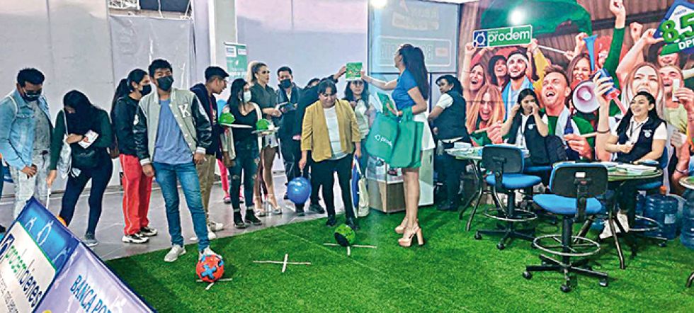 EVENTO. Personas que acuden a los stands para consultar sobre credítos para sus proyectos.