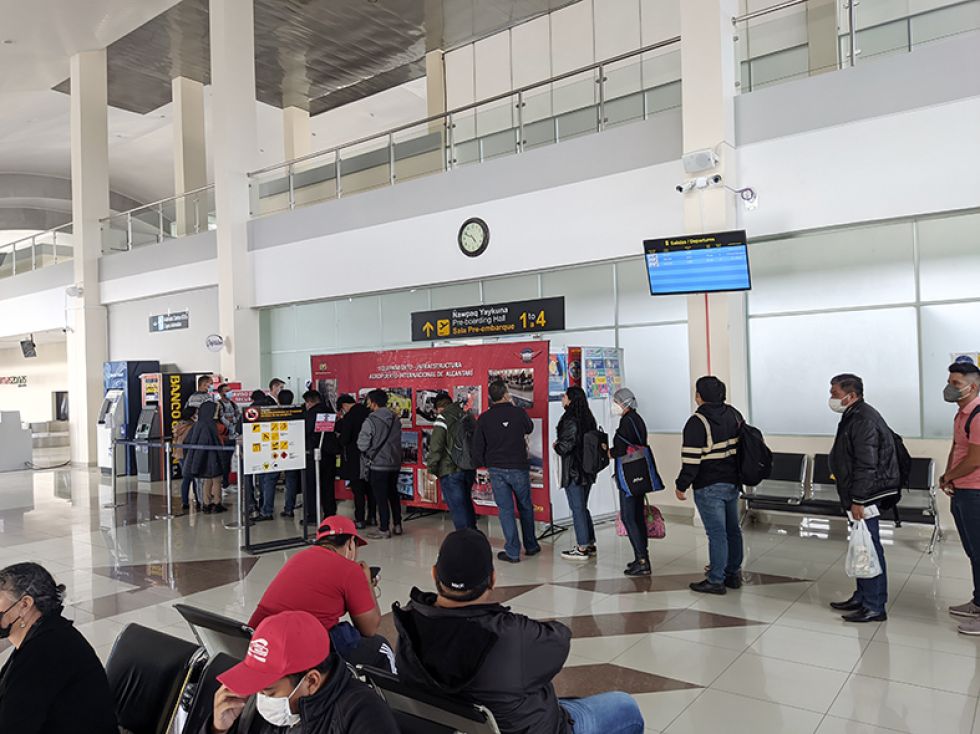 En el aeropuerto de Alcantarí, los bolivianos son los más reticentes al uso del barbijo.
