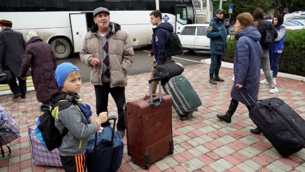 Los civiles evacuados de la ciudad de Jersón, que Moscú afirma haber anexado, se reúnen en la estación de tren de la ciudad de Crimea, este miércoles.