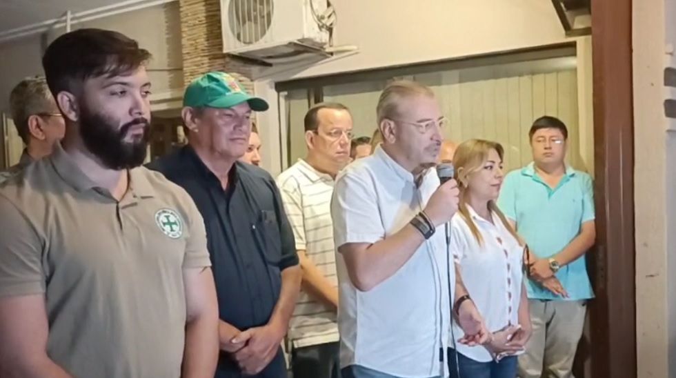 Rómulo Calvo, presidente del Comité pro Santa Cruz, junto con dirigentes cívicos.