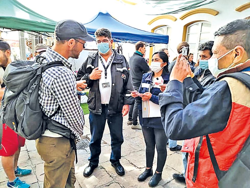 SERVICIO. Personal de Migración brinda orientación a personas que tramitan pasaportes.