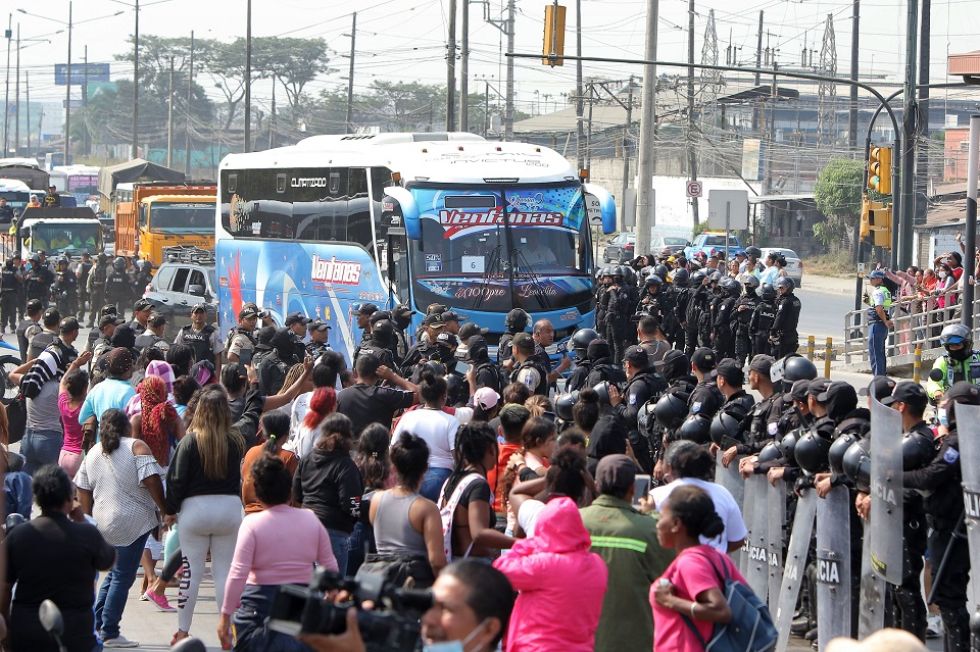 Las fuerzas de la Policía Nacional escoltan un autobús que trasladaba reclusos del complejo penitenciario Guayas 1 en Guayaquil, Ecuador.