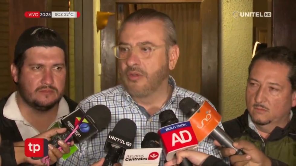El líder cívico Rómulo Calvo declaró a la prensa desde su arresto domiciliario.