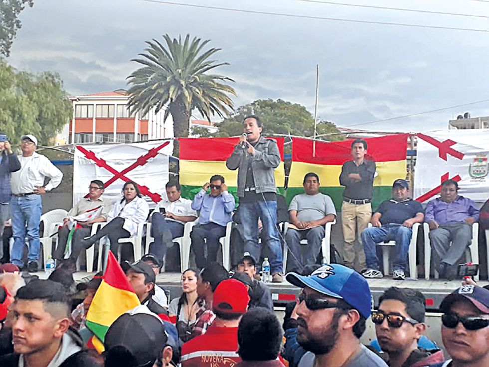 PROCESADO. Rodrigo Echalar (con micrófono) cuando lideraba las protestas de 2019, en Sucre.