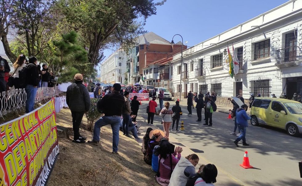 Profesores instalaron un mitin en puertas de la Fiscalía departamental.