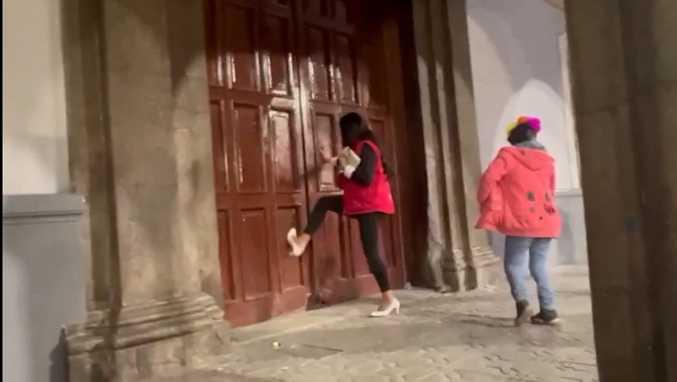 El momento en el que la funcionaria patea la puerta de la Gobernación de Oruro.
