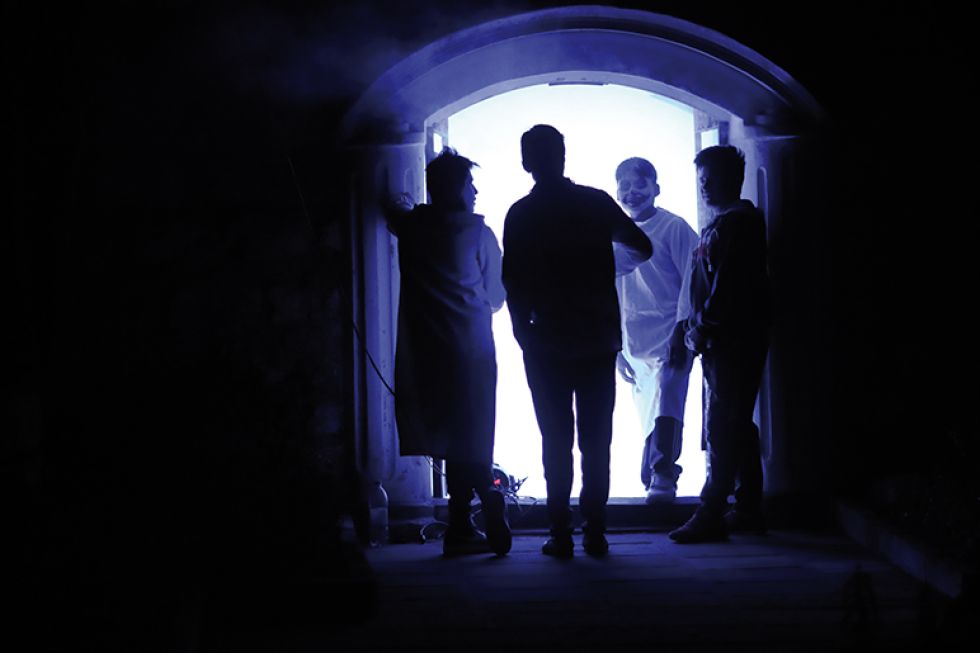 TOUR. Tanto niños como adultos ingresaron al Cementerio General la noche del sábado.