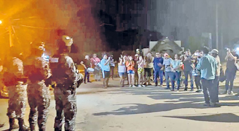 MOVILIZACIONES. Vigilia en puertas de la sede de la reunión técnica sobre el Censo, en Beni.