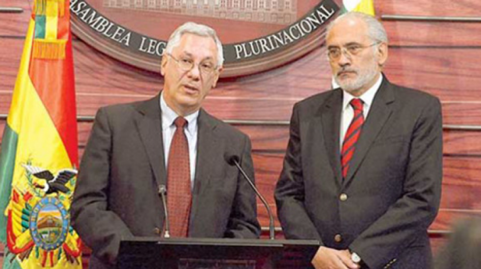 Los expresidentes Eduardo Rodríguez Veltzé y Carlos Mesa en 2016, en una conferencia de prensa sobre la demanda marítima.
