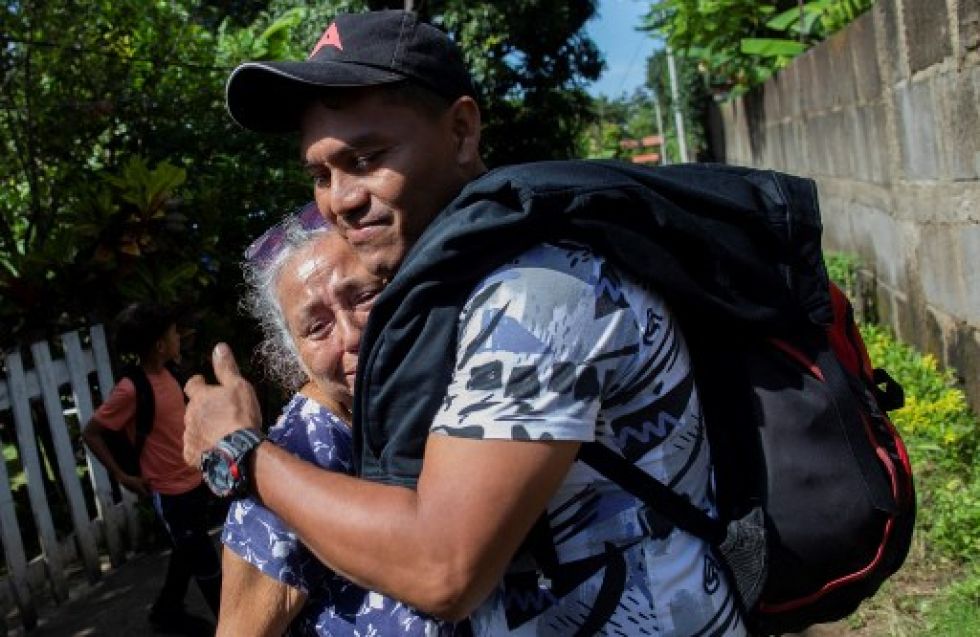 El migrante nicaragüense Moisés Espinoza, primo de José Galeano, abraza a su abuela antes de emprender su viaje a EEUU.