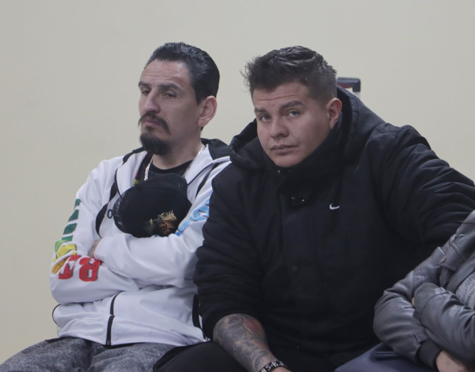 JUICIO. El acusado Yassir Molina (d), en la audiencia de ayer en el TDJ en Sucre.