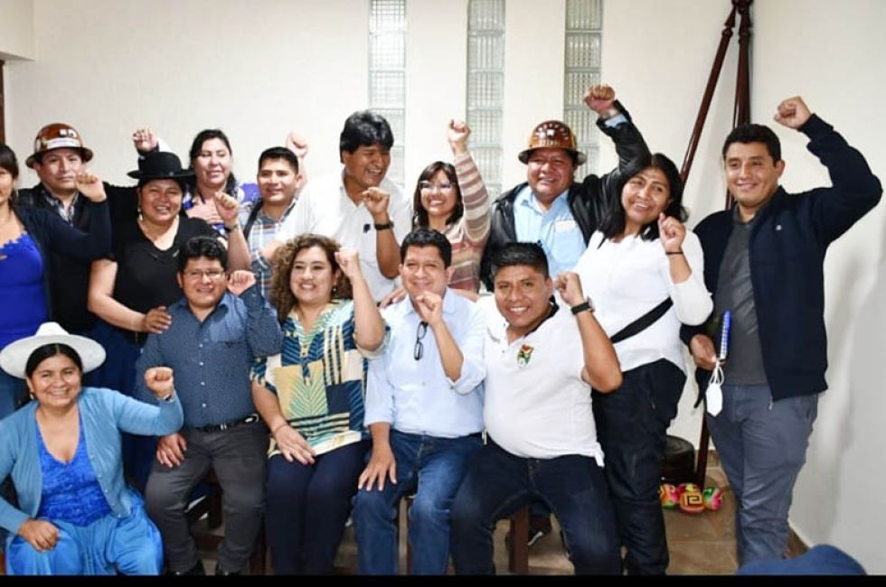 LEALES. Un grupo de legisladores del MAS aparecen fotografiados junto a Evo Morales.