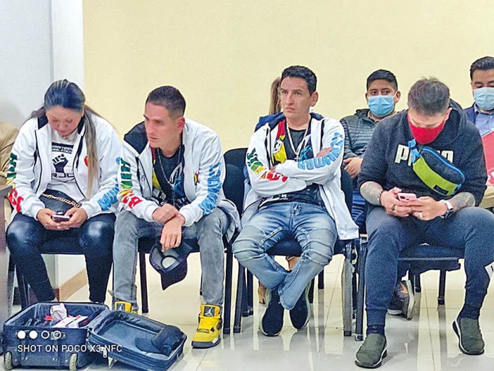 JUICIO. Los acusados presentes ayer en la primera jornada de la audiencia en Sucre.