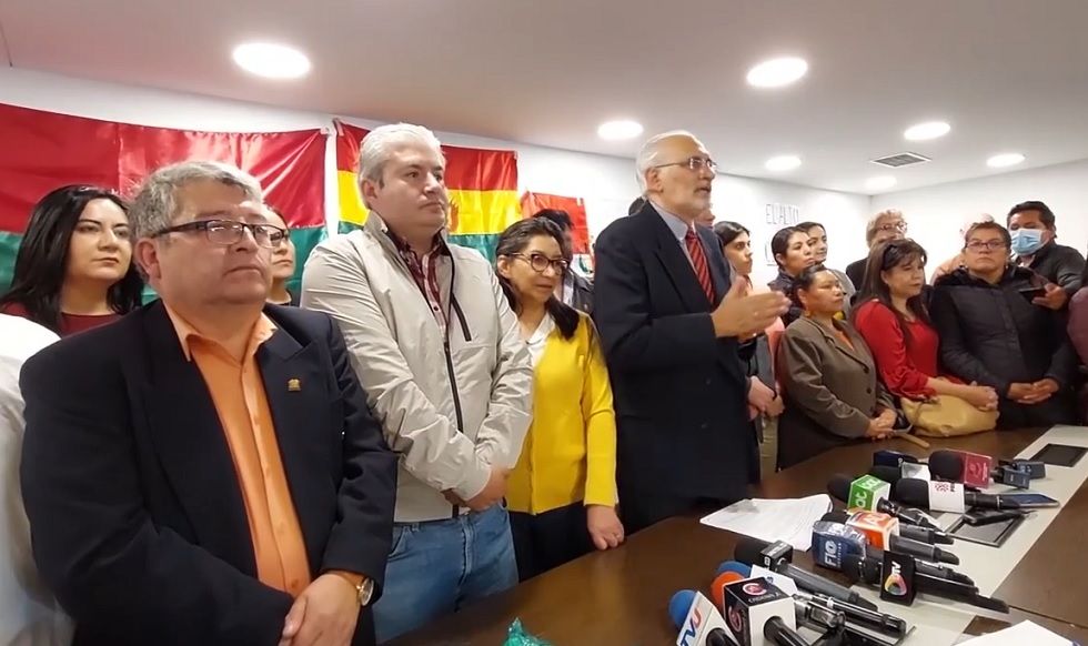 Carlos Mesa (c) y parlamentarios de Comunidad Ciudadana, en conferencia de prensa este miércoles.