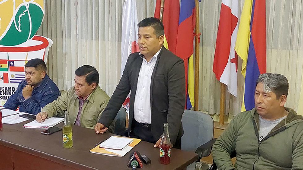 El director del Sedede (d), Jesús Salazar, dio a conocer la noche del lunes el presupuesto para el próximo año.