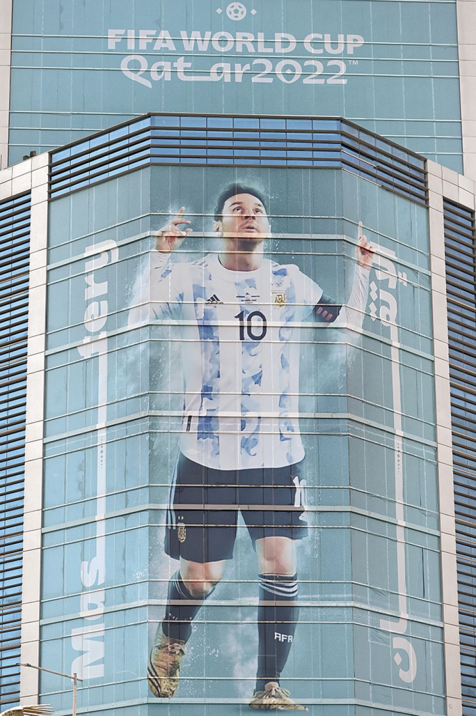 Un enorme letrero de Messi en Doha anuncia la gran cita mundialista que está próxima a comenzar.