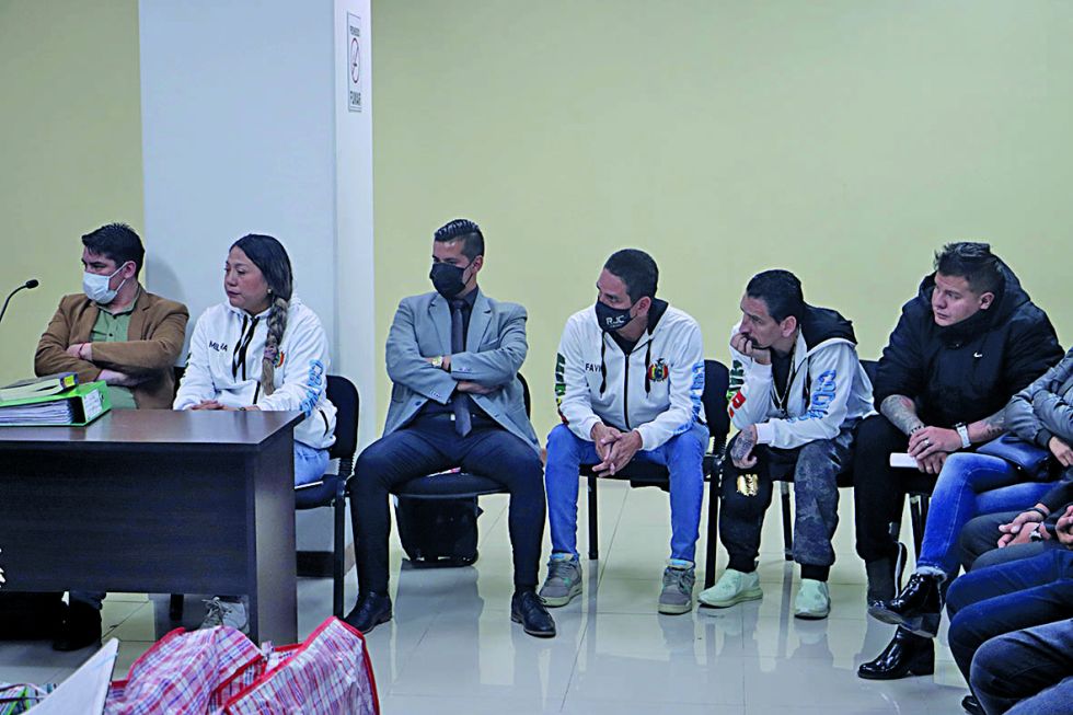 JUICIO. Los cuatro acusados de la Resistencia Juvenil Cochala en la audiencia en Sucre.