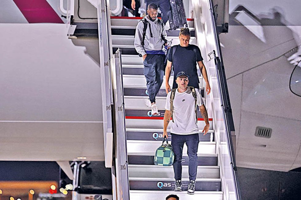 Miembros de la selección absoluta de Estados Unidos pisan suelo qatarí.