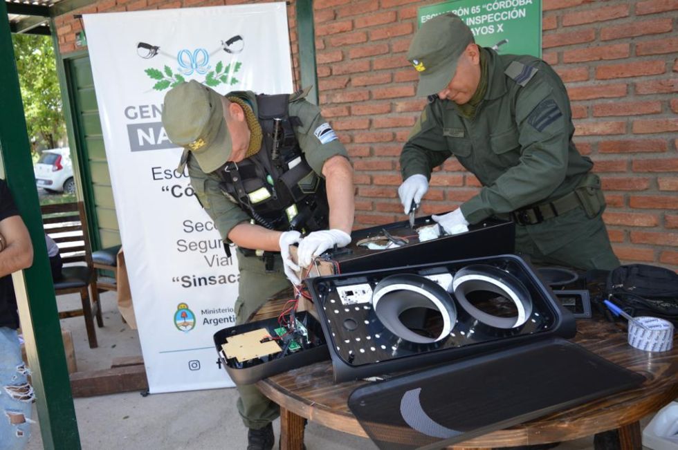 Efectivos de Gendarmería Argentina revisan los equipos de sonido donde se ocultaba la droga