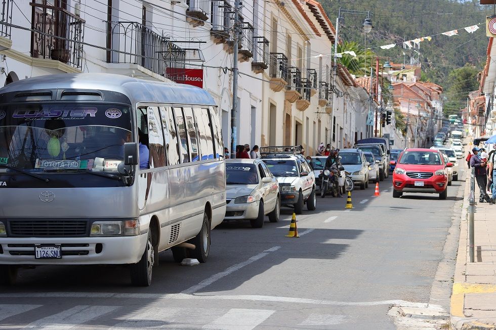 Un sindicato de micros plantea "nivelar" los pasajes en Sucre. 
