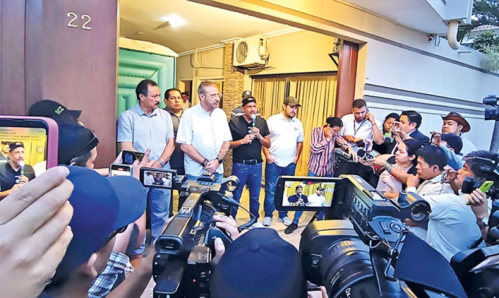 SANTA CRUZ. Los líderes del Comité Interinstitucional, ayer, durante su conferencia de prensa.