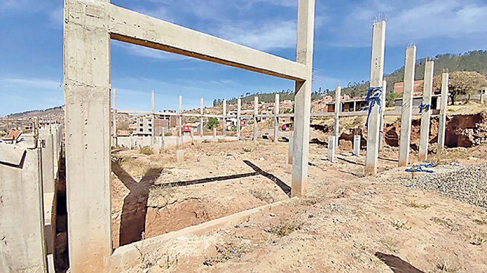 El complejo municipal de raquetas (i) es la única construcción nueva para los Juegos; al lado, el equipamiento del Poligimnasio, uno de muchos que debe ser renovado para el próximo
