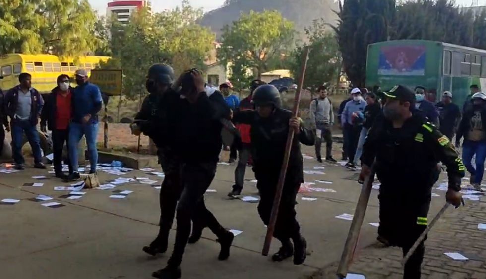 La Policía aprehendió a cinco jóvenes por los destrozos en la USFX. 