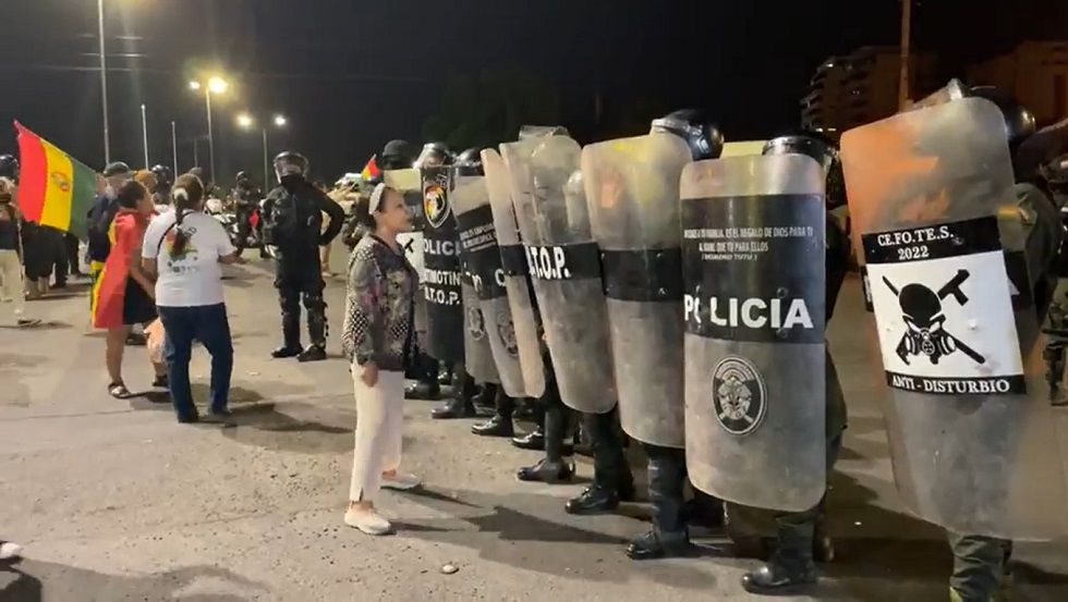 Un contingente policial se enfrentó a un grupo de ciudadanos que bloqueaban.
