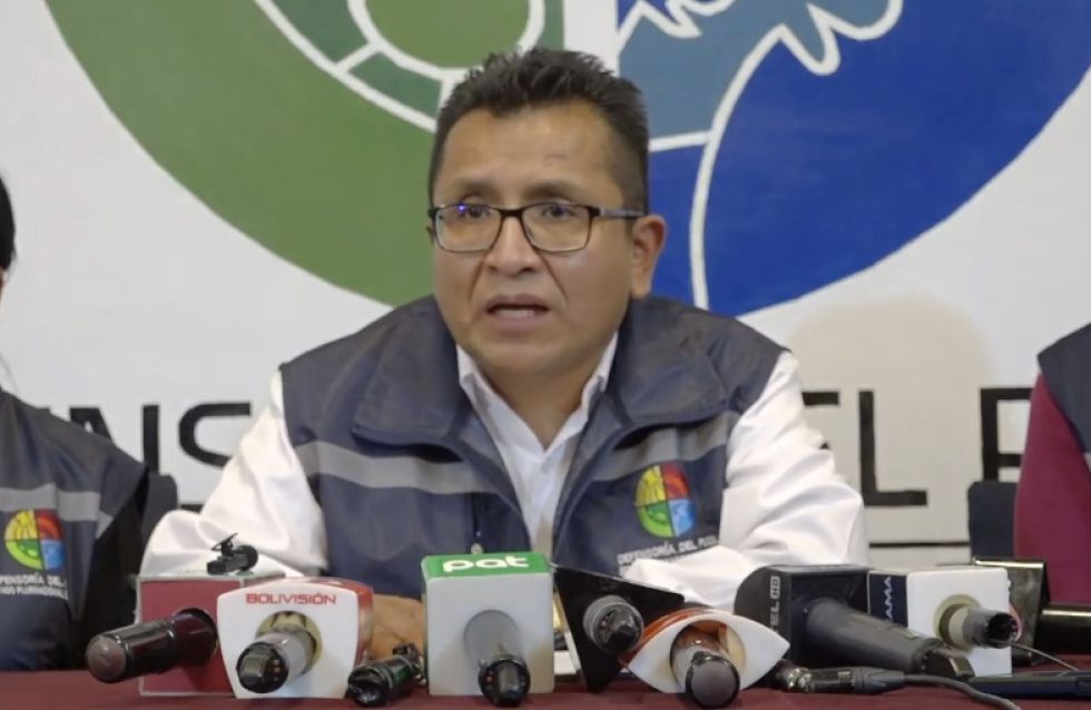 El Defensor del Pueblo, Pedro Callisaya, en conferencia de prensa.