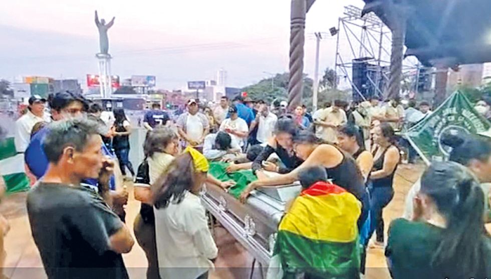 VELORIO. La familia y los amigos de José Eduardo Sosa lloran su muerte.