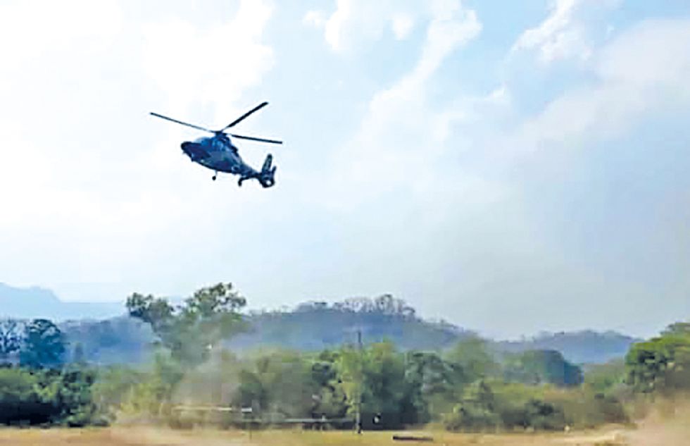 CHUQUISACA. El helicóptero Z9 llegó ayer a la región del Chaco para sofocar los focos de calor; al lado, un incendio en Monteagudo.