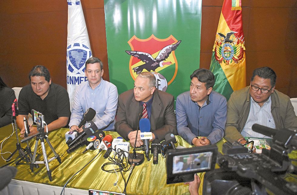 Las conclusiones de la reunión de Consejo Superior fueron dadas ayer por el presidente de la FBF, Fernando Costa (c).