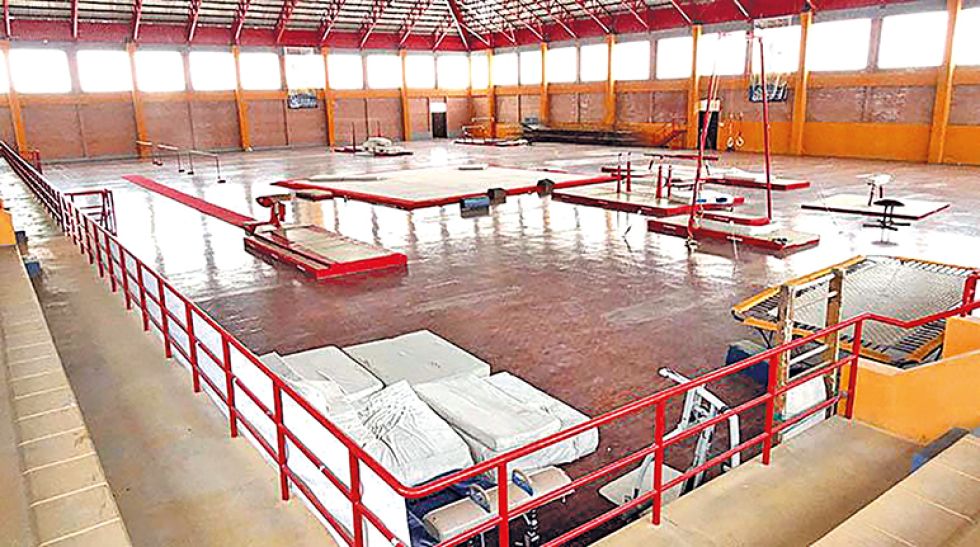 El complejo municipal de raquetas (i) es la única construcción nueva para los Juegos; al lado, el equipamiento del Poligimnasio, uno de muchos que debe ser renovado para el próximo