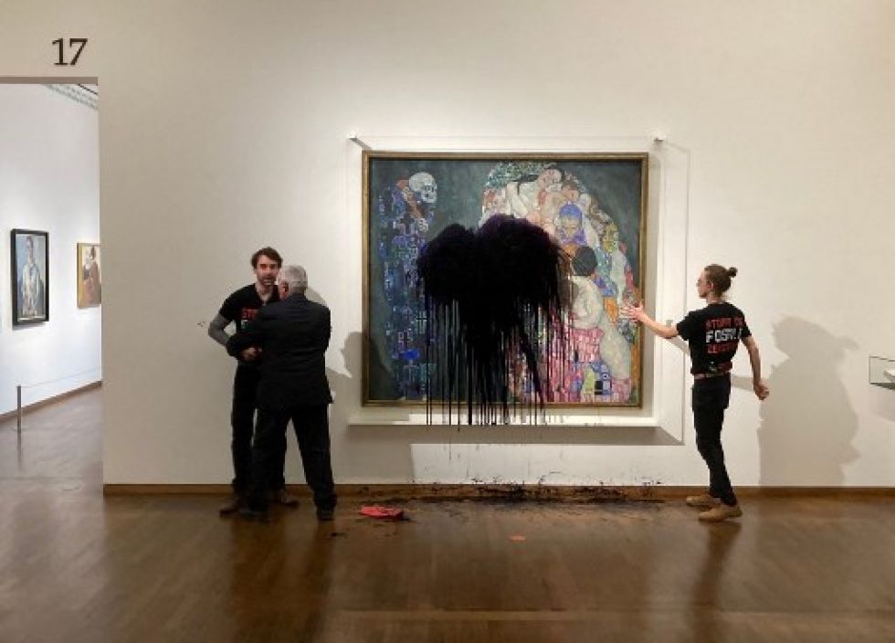 Activistas climáticos del grupo 'Last Generation' echaron un líquido a la obra 'Muerte y vida' del artista austriaco Gustav Klimt.