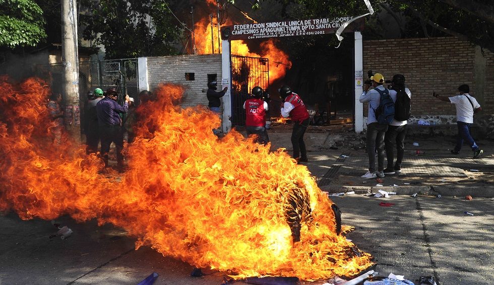 La quema de la Federación Sindical Única de Trabajadores Campesinos de Santa Cruz.