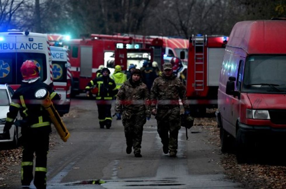 Intervención de personal de emergencia en donde un fragmento de misil ruso cayó este martes cerca de un edificio residencial en Kiev.