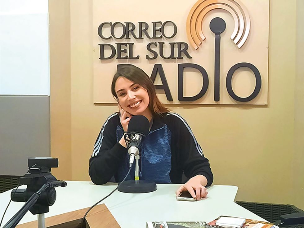 EVENTO. La artista Claudia Arce visitó ayer, la cabina de Correo del Sur Radio en Sucre.
