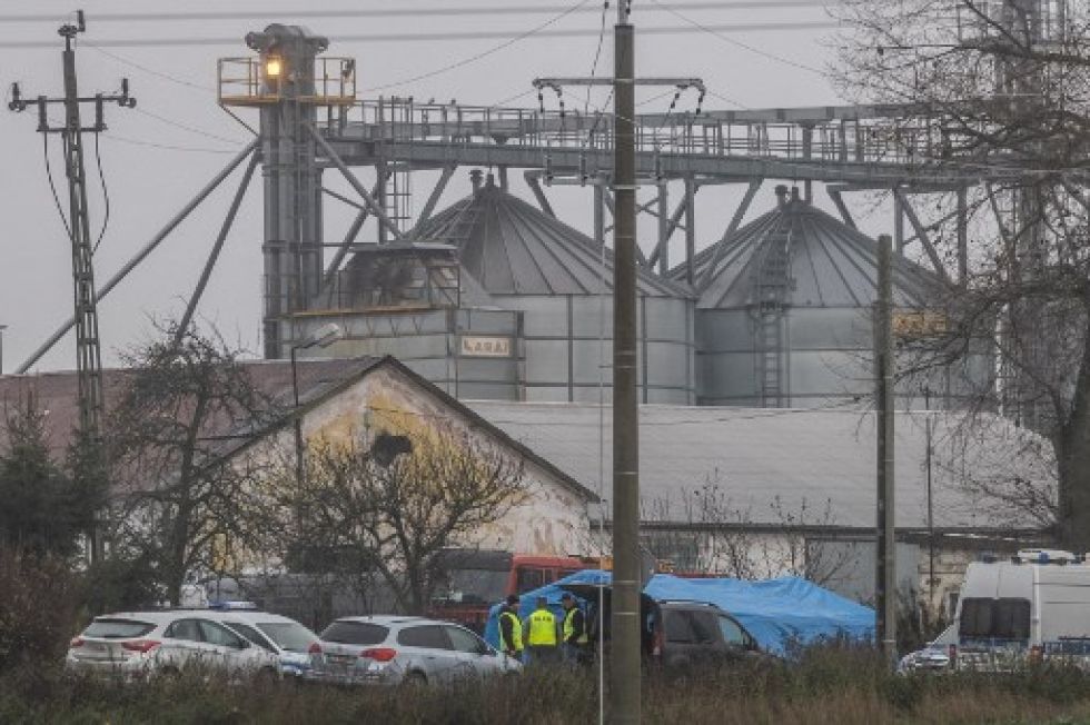 La Policía de Polonia investiga este miércoles el sitio donde un ataque con misiles mató a dos hombres en la aldea de Przewodow.