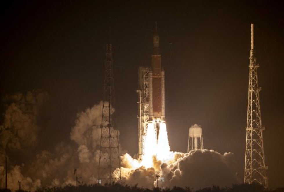 El cohete Artemis I Space Launch System (SLS) de la NASA, con la cápsula Orion adjunta, se lanza en el Centro Espacial Kennedy.