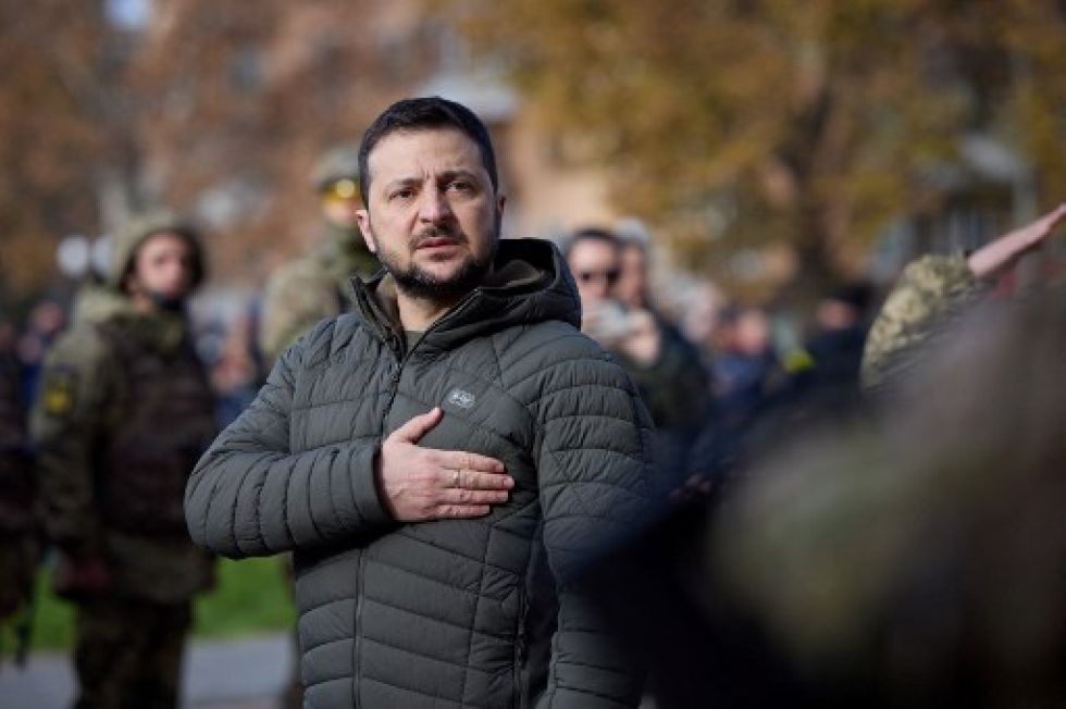 El Presidente de Ucrania en la iza de la bandera de su país durante un acto el lunes.