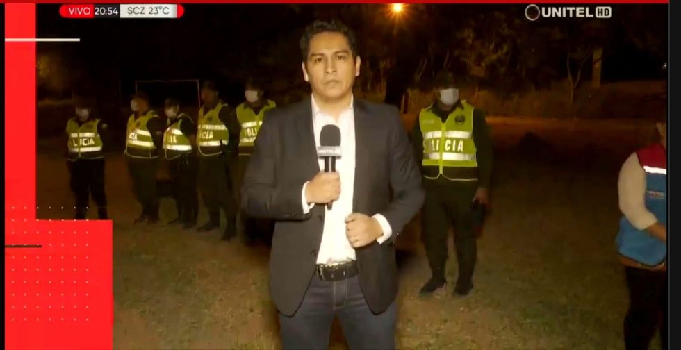 El periodista de Unitel, Leonardo Gil Villalba, durante la cobertura de los conflictos registrados en Santa Cruz.