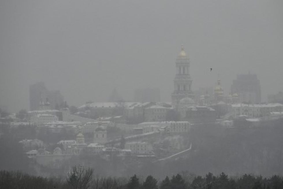 El monasterio de Kyiv Pechersk Lavra durante la primera nevada en la capital ucraniana durante la primera nevada en esa región.